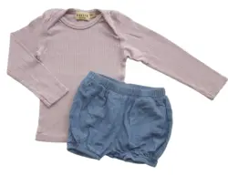 Bakito lyslilla bluse og Name it blå bloomers str. 74