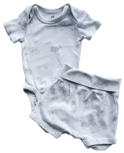 H&M lyseblå body og shorts str. 50