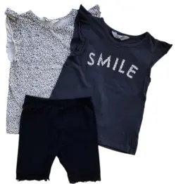 H&M to T-shirts og VRS sorte shorts str. 98-104