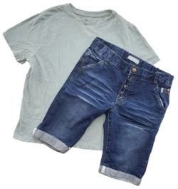 Name it mørkeblå shorts og H&M lysegrøn T-shirt str. 140