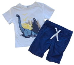 H&M mørkeblå shorts og hvid kortærmet T-shirt str. 98