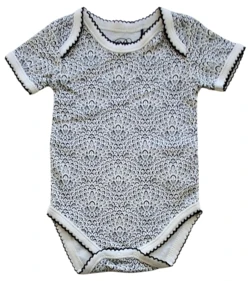 Petit råhvid sortmønsteret kortærmet body str. 62