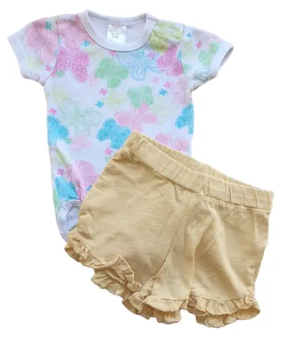LC Waikiki gule short og en hvid body str. 62-68