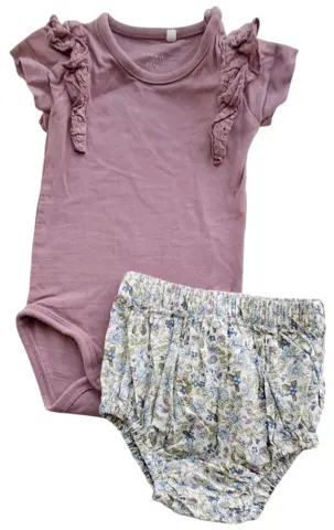 Name it rosa body og blomstrede bloomers str. 62