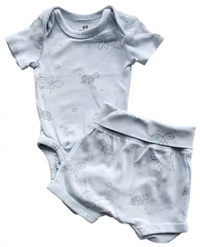 H&M lyseblå body og shorts str. 50