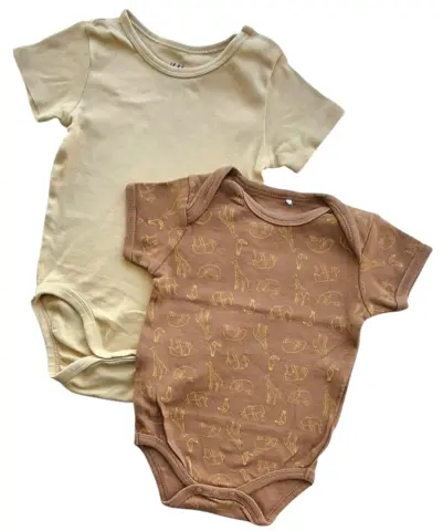 Be kids brun kortærmet body og en gul H&M body str. 68