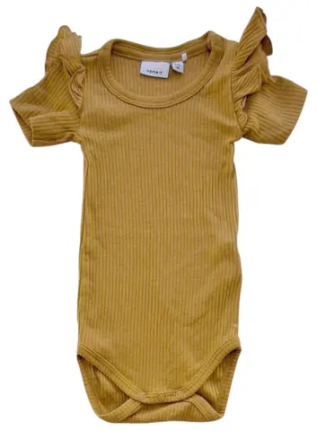 Name it karrygul kortærmet rib body str. 62