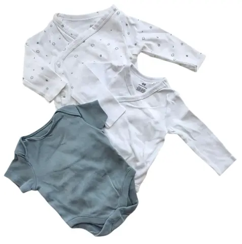 H&M to hvide langærmede- og en kort ærmet body str. 56