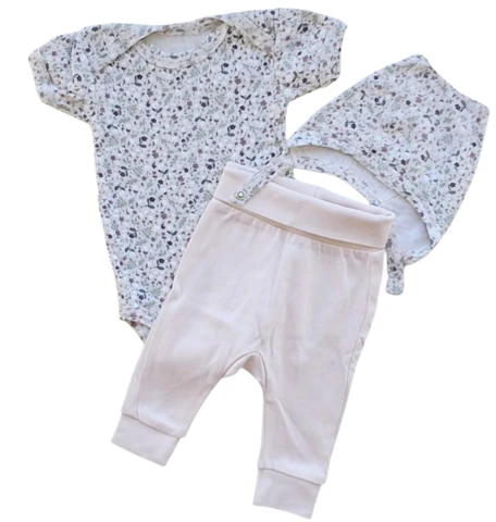 808 beige småblomstret body og hue og rosa bukser str. 50
