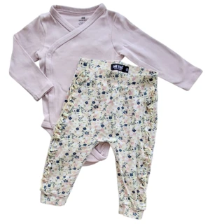 Me Too lysegule bukser og H&M rosa body str. 68