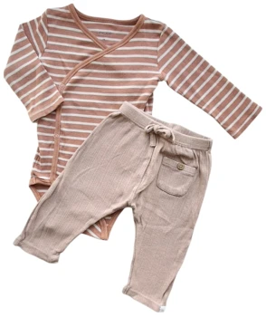 Lil'Atelier nougatfarvede bukser og en body str. 68